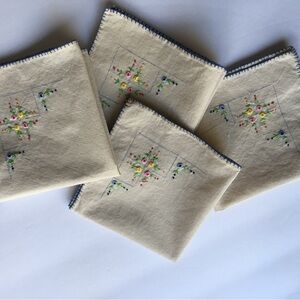 Embroidered Cream Napkins Set